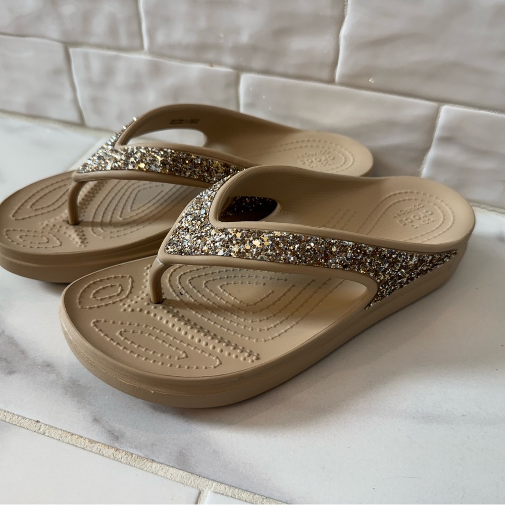 Croc Women’s Platform Sandals Size 8 Flip Flops Gold Glitter
